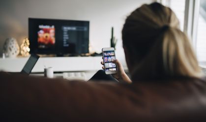 Maior tempo em frente às telas está associado à piora da dieta de adolescentes