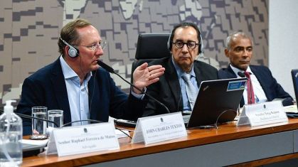 John Textor ao lado dos senadores Jorge Kajuru e Romário, presidente e relator da CPI, respectivamente