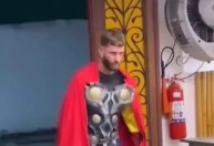 Vídeo: Jogador do Flamengo se fantasia de Thor e viraliza