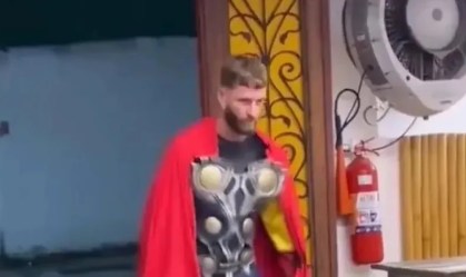 Vídeo: Jogador do Flamengo se fantasia de Thor e viraliza