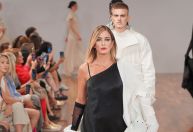 Ticiane Pinheiro retorna às passarelas após 27 anos e faz estreia na SPFW