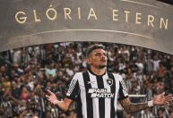 Ídolo do Botafogo, Tiquinho Soares se despede do clube