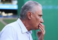 Torcedor do Palmeiras que cuspiu em Tite, do Flamengo, tem contrato cancelado; entenda