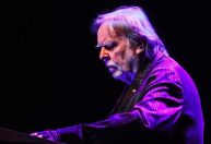 Rick Wakeman homenageia Yes, Bowie e Beatles em show de despedida em SP