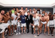 Ídolo da NFL se encontra com jogadores do Real Madrid após 