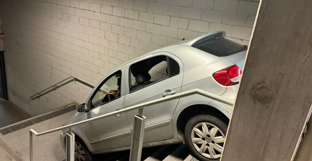 Torcedor do Cruzeiro erra saída do Mineirão e para com carro em escadaria