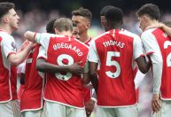 Arsenal leva susto, mas vence Tottenham e segue líder da Premier League