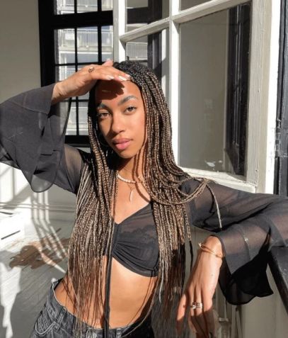 Equilibre o look e se jogue na transparência / Reprodução/Amaka Hamelijnck/Instagram