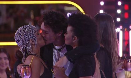 Maria, Eliezer e Natália, do BBB22, deram um beijo triplo