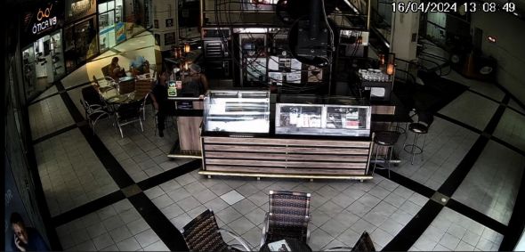 Mulher ficou com o idoso morto em uma cafeteria de shopping do Rio antes de levá-lo a uma agência bancária