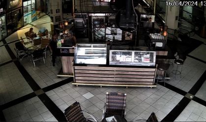 Cadáver em agência bancária: vídeo mostra idoso em shopping antes de ser levado ao banco