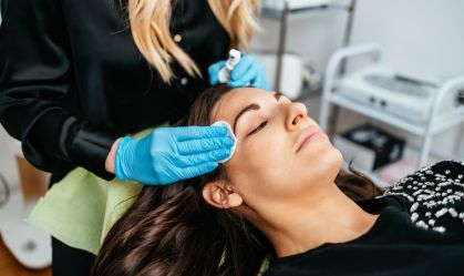 O que é "vampiro facial", procedimento estético que causou infecção por HIV