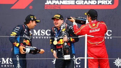 Max Verstappen, Sergio Pérez e Carlos Sainz em pódio do GP do Japão
