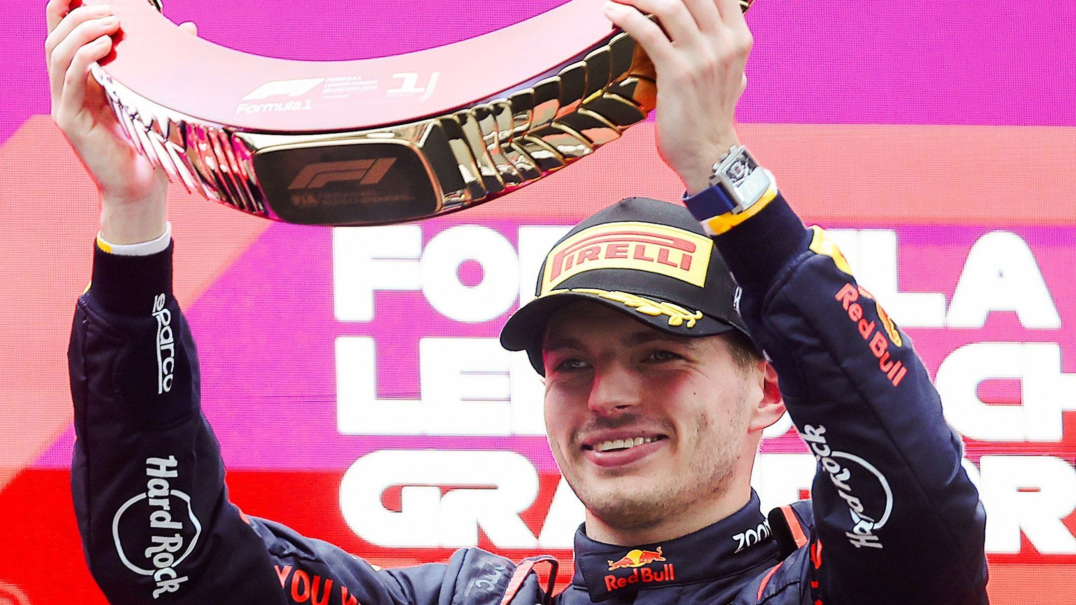 Verstappen com troféu do GP da China