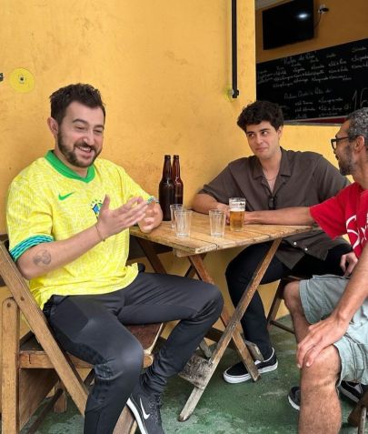Vincent veio ao Brasil para uma série de entrevistas mas fez questão de conhecer itens da cultura brasileira, coo o boteco / X/Reprodução