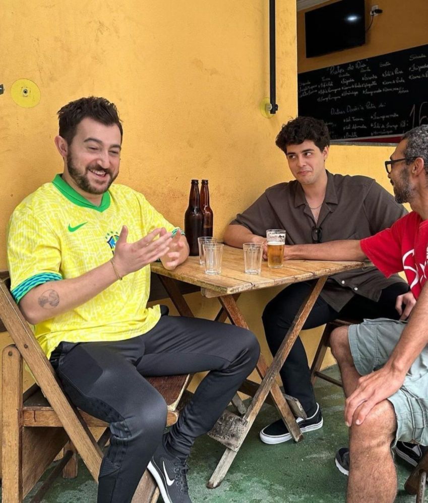 Vincent veio ao Brasil para uma série de entrevistas mas fez questão de conhecer itens da cultura brasileira, coo o boteco / X/Reprodução