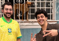 Vincent Martella aparece tomando cerveja e posando com vira-lata caramelo