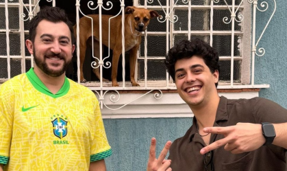 Vincent Martella aparece tomando cerveja e posando com vira-lata caramelo