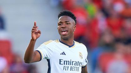 Torcedores do Barcelona cantam contra Vinicius Jr.