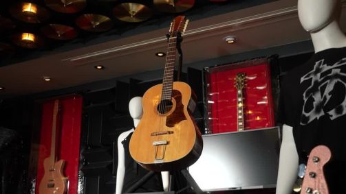 Violão que já foi de John Lennon foi encontrado abandonado em um sótão