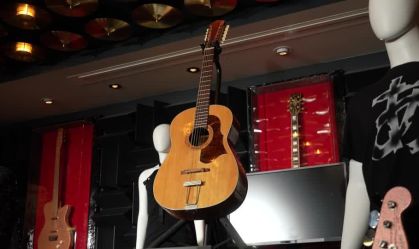 Violão que já foi de John Lennon foi encontrado abandonado em um sótão