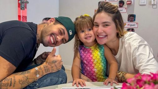 Foto do cantor Zé Felipe e da influenciadora Virginia com a filha Maria Alice em uma sala de aula