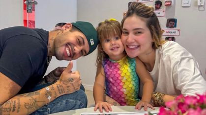 Foto do cantor Zé Felipe e da influenciadora Virginia com a filha Maria Alice em uma sala de aula