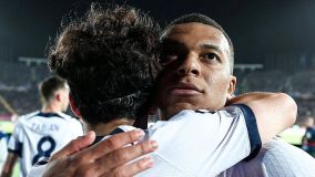 Mbappé e Vitinha se abraçam após gol em Barcelona x PSG