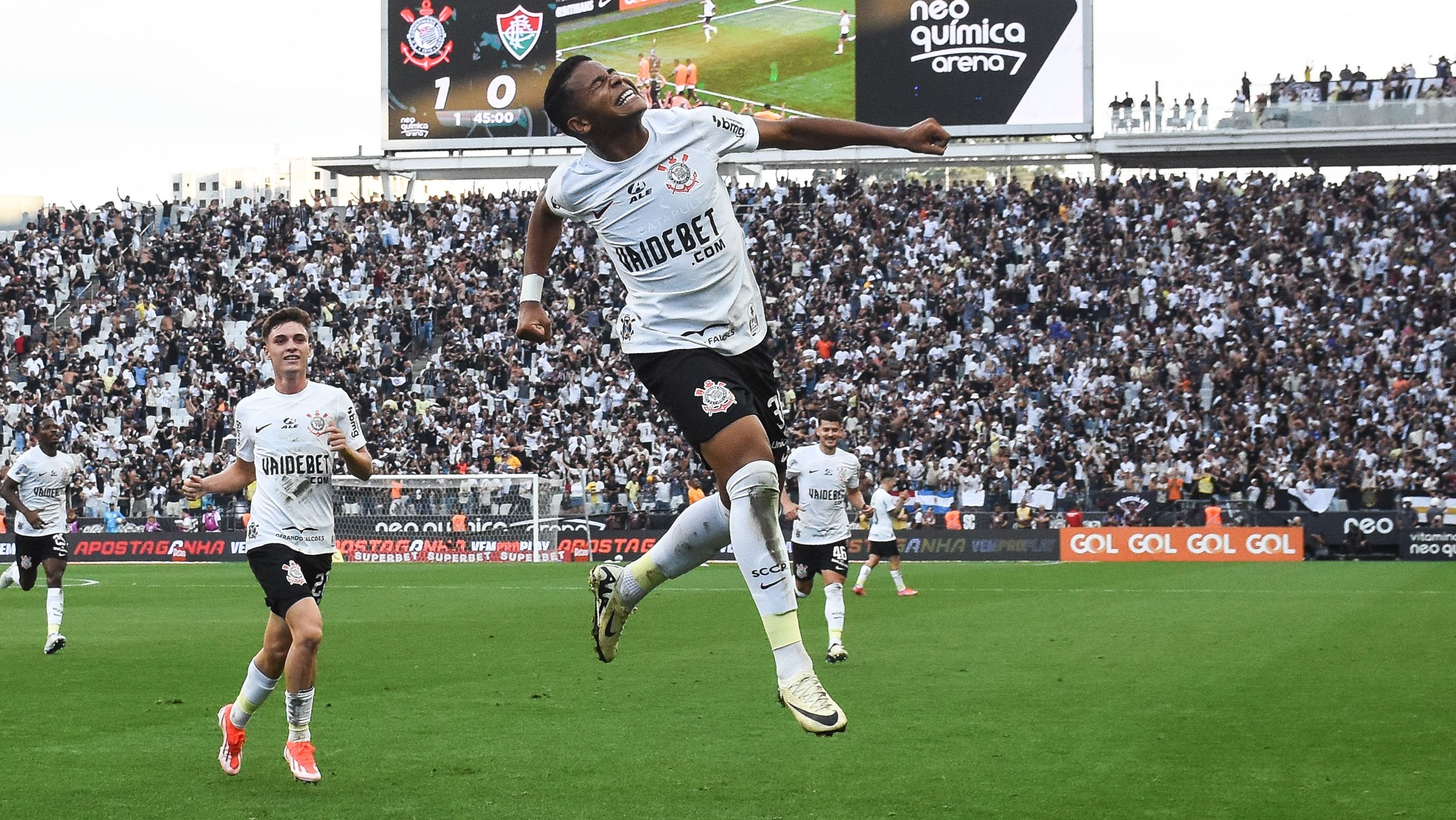 Wesley comemora o segundo gol que marcou para o Corinthians sobre o Fluminense