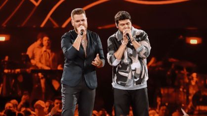 Dupla Zé Neto e Cristiano cantando em palco de novo DVD