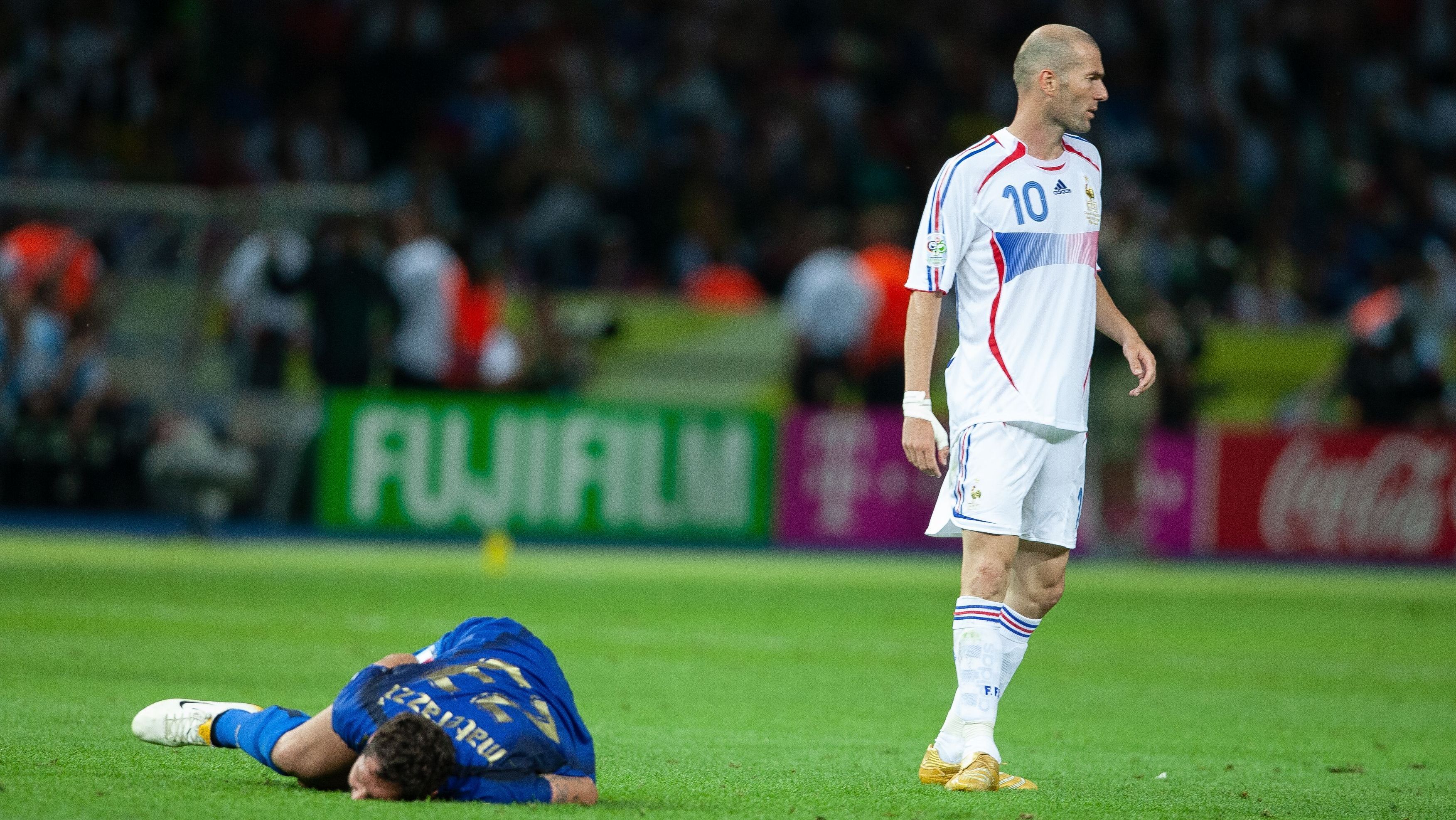 Materazzi no chão, ao lado de Zidane, na final da Copa do Mundo de 2006