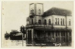 Homens passam em canoa nas proximidades da Estação Central da Viação Férrea de Porto Alegre (RS), na rua Voluntários da Pátria, durante a enchente de 1941