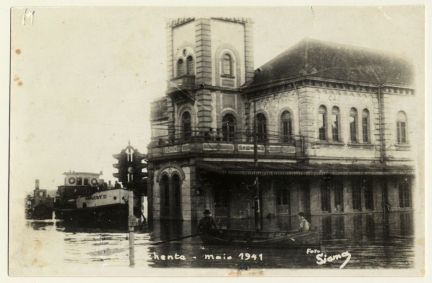 Homens passam em canoa nas proximidades da Estação Central da Viação Férrea de Porto Alegre (RS), na rua Voluntários da Pátria, durante a enchente de 1941