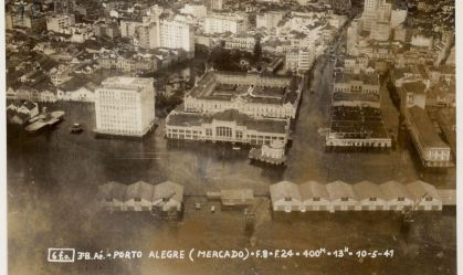 Imagem aérea mostra como ficou o Mercado Público de Porto Alegre (RS) durante a enchente de 1941