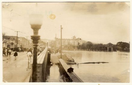 Fotografia tirada em ponte na avenida Getúlio Vargas mostra o nível do Arroio Dilúvio, em Porto Alegre (RS), durante a enchente de 1941