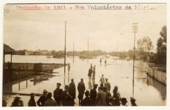 Avenida Voluntários da Pátria, no Centro Histórico de Porto Alegre (RS), alagada durante a enchente de 1941