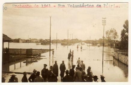 Avenida Voluntários da Pátria, no Centro Histórico de Porto Alegre (RS), alagada durante a enchente de 1941