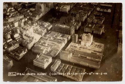 Vista aérea da região central de Porto Alegre (RS) durante a enchente de1941; imagem mostra o Paço dos Açorianos, o antigo Mercado de Tecidos e o Mercado Público