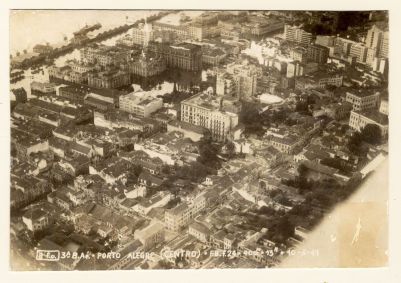Imagem aérea da enchente de 1941 em Porto Alegre (RS) mostra como ficou a região central da cidade, especialmente as ruas dos Andradas, Riachuelo e Sete de Setembro