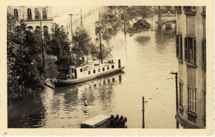 Barco trafega pela Praça Parobé, próximo ao Mercado Público de Porto Alegre (RS), durante a enchente de 1941