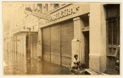 Rua Uruguai, no Centro Histórico de Porto Alegre (RS), alagada durante a enchente de 1941