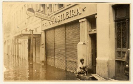 Rua Uruguai, no Centro Histórico de Porto Alegre (RS), alagada durante a enchente de 1941