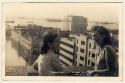 Foto tirada do Edifício da Companhia de Seguros União mostra a situação da avenida Borges de Medeiros e do Mercado Público de Porto Alegre (RS) durante a enchente de 1941