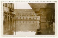 Imagem da praça XV de Novembro durante a enchente de 1941 em Porto Alegre (RS)