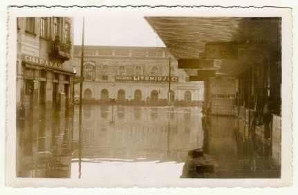 Imagem da praça XV de Novembro durante a enchente de 1941 em Porto Alegre (RS)