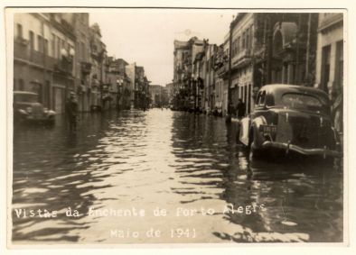 Alagamento na rua dos Andradas, região do Centro Histórico de Porto Alegre (RS), durante a enchente de 1941