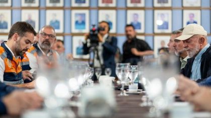 Governador do Rio Grande do Sul, Eduardo Leite (PSDB), em encontro com o presidente da República, Luiz Inácio Lula da Silva (PT), em meio às chuvas no estado, em 2 de maio de 2024