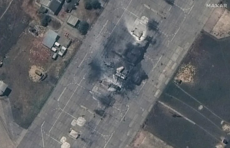 Imagens de satélite exclusivas da CNN mostram jatos e edifícios destruídos na base aérea de Belbek, na Crimeia, em 15 de maio de 2024 / Satellite image ©2024 Maxar Technologies