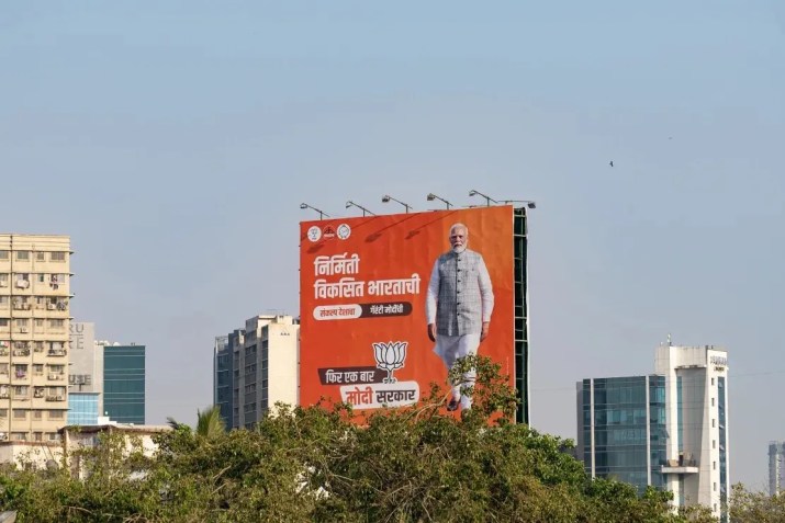 Um outdoor de campanha com o primeiro-ministro da Índia, Narendra Modi, exibido em uma estrada em Mumbai, Índia, em 15 de abril de 2024 / Noemi Cassanelli/CNN