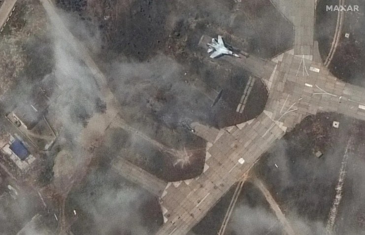 Imagens de satélite exclusivas da CNN mostram jatos e edifícios destruídos na base aérea de Belbek, na Crimeia, em 15 de maio de 2024 / Satellite image ©2024 Maxar Technologies